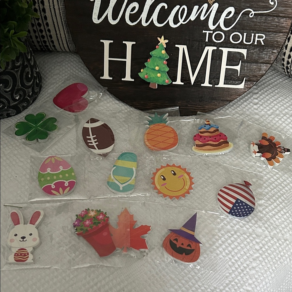Welcome Sign with changeable Holiday magnets and Bow
